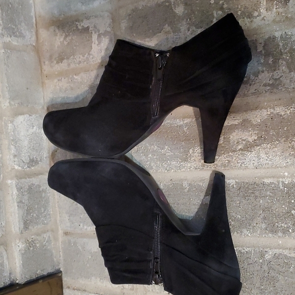 Me Too Black Heels Size 8 Leather Uppers Suade Feel Shoes Womens - Picture 5 of 12